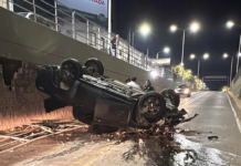 Monte Grande: Una camioneta cayó al vacío en el bajo nivel de Cervetti y sus ocupantes se salvaron de milagro