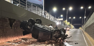 Monte Grande: Una camioneta cayó al vacío en el bajo nivel de Cervetti y sus ocupantes se salvaron de milagro