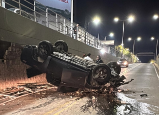 Monte Grande: Una camioneta cayó al vacío en el bajo nivel de Cervetti y sus ocupantes se salvaron de milagro