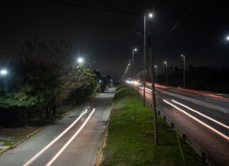El Municipio de Brown coloca nuevos equipos de luces Led en un tramo de la avenida Monteverde y sus colectoras