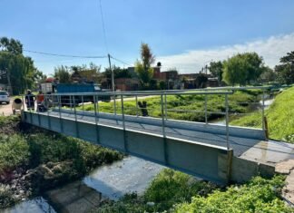 El Municipio de Brown instala puentes peatonales para mejorar la accesibilidad en Calzada y Malvinas Argentinas
