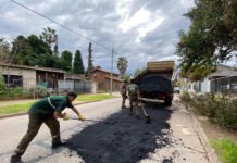 Mejoras viales en Luis Guillón: El Municipio avanza con el plan de bacheo