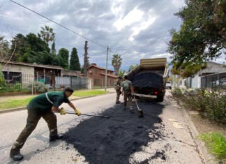 Mejoras viales en Luis Guillón: El Municipio avanza con el plan de bacheo