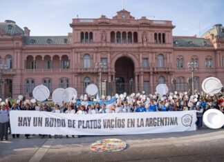 Silvia Saravia: «Milei y Adorni nos toman el pelo mientras crece el ruido de platos vacíos en la Argentina»