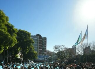 Fernando Gray tomó la promesa de lealtad a la bandera a estudiantes de 4° grado de 55 escuelas primarias de Esteban Echeverría