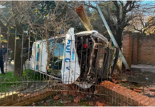 Violenta persecución, choque y milagro en Longchamps: un patrullero terminó volcado en el jardín de una casa