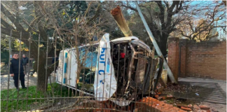 Violenta persecución, choque y milagro en Longchamps: un patrullero terminó volcado en el jardín de una casa