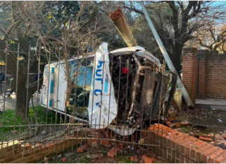 Violenta persecución, choque y milagro en Longchamps: un patrullero terminó volcado en el jardín de una casa