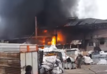 Bomberos controlaron un feroz incendio en un depósito de reciclaje en Valentín Alsina