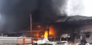Bomberos controlaron un feroz incendio en un depósito de reciclaje en Valentín Alsina