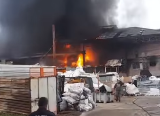 Bomberos controlaron un feroz incendio en un depósito de reciclaje en Valentín Alsina