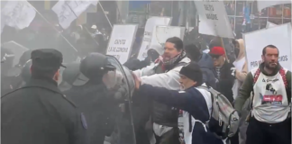 Tensión y represión en el Puente Pueyrredón por un reclamo contra la baja del programa «Volver al Trabajo»