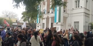Tensión escolar: masiva marcha en Almirante Brown contra el ajuste y el deterioro edilicio