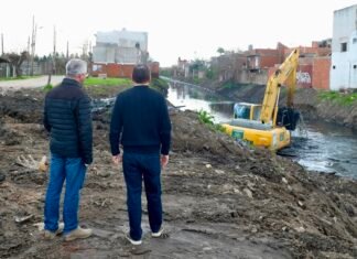 Obras de saneamiento en Esteban Echeverría: Fernando Gray supervisó la limpieza del arroyo Santa Catalina