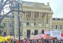 Crece la tensión educativa en la Provincia: contundente paro y masiva movilización docente contra el ajuste