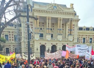 Crece la tensión educativa en la Provincia: contundente paro y masiva movilización docente contra el ajuste