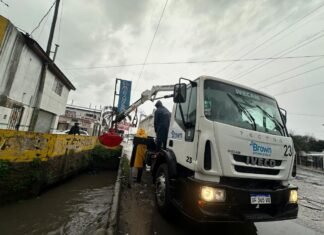 Almirante Brown profundiza los operativos de limpieza de arroyos y desagües frente a las intensas lluvias