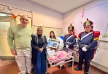 Granaderos entregaron ajuares sanmartinianos a dos bebés brownianos nacidos el 24 de agosto
