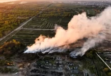 Fuego, humo y demoras: Bomberos continúan combatiendo un voraz incendio en un depósito de residuos en Sarandí