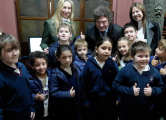Milei encabezó un acto por el día del maestro y distinguió a alumnos por su desempeño escolar