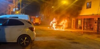 Vecinos de 9 de Abril atraparon esta mañana a un pirómano tras una ola de robos e incendios de autos