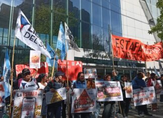 Libres del Sur intervino la sede de Naranja X y la nombró «Campeón de la Estafa» por deudas familiares