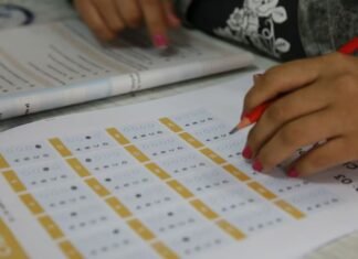Faltar a clase puede pesar tanto como el origen socioeconómico