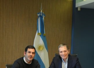 Cooperación municipal para beneficiar a los vecinos: Fernando Gray firmó un convenio con el intendente de Dolores, Juan Pablo García