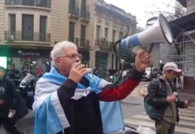 Megáfono en mano y bandera argentina: el concejal de Ezeiza José Luis Michelena marchó al Congreso en defensa de la universidad pública
