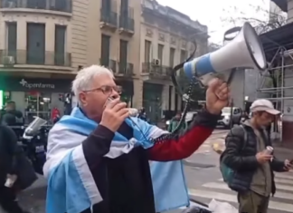 Megáfono en mano y bandera argentina: el concejal de Ezeiza José Luis Michelena marchó al Congreso en defensa de la universidad pública