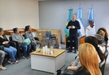 Fernando Gray entregó 25 sillas de ruedas a vecinas y vecinos del distrito