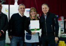 Fernando Gray y Andrés Larroque entregaron equipamiento por $106 millones a escuelas de Esteban Echeverría