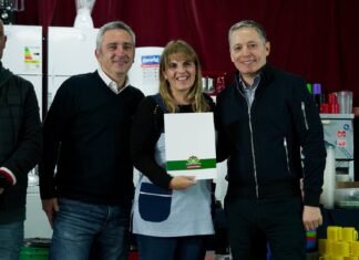 Fernando Gray y Andrés Larroque entregaron equipamiento por $106 millones a escuelas de Esteban Echeverría